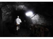 Maden işçisi yere düştü