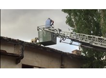 Çatıdaki köpeği itfaiye kurtardı