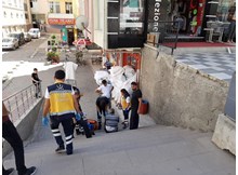 Engelli vatandaş merdivenlere düştü