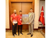 Vali Çiftçi, şampiyon güreşçiyi tebrik etti