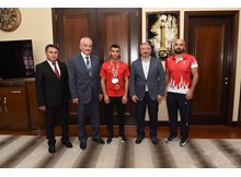 Aşgın, milli güreşçisi ödüllendirdi