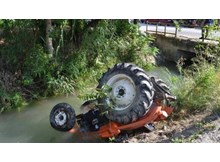 Traktör su kanalına devrildi: 6 yaralı