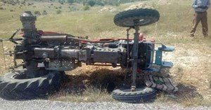 Traktör şarampole devrildi