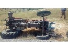 Traktör şarampole devrildi