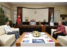 Aşgın, gazetecilerle sohbet etti