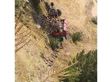 Odun yüklü traktör uçuruma yuvarlandı