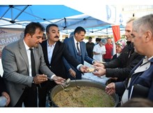 Çorum protokolü aşure dağıttı