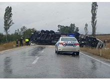 Mecitözü yolunda TIR devrildi