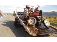 Otomobilin çarptığı traktör ikiye bölündü