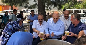 Kaymakam ve belediye başkanı aşure dağıttı