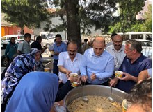 Kaymakam ve belediye başkanı aşure dağıttı