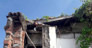 Güvercini kurtarmak isterken çatıda mahsur kaldı