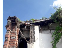 Güvercini kurtarmak isterken çatıda mahsur kaldı