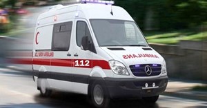 Otomobil yoldan çıktı, 2 kişi yaralandı