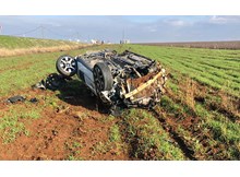 Otomobil tarlaya uçtu: 1 ölü