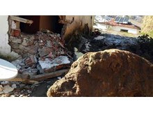 Kaya parçası eve düştü