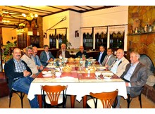 Emekli olan öğretmenlere veda yemeği