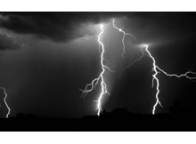 Eve yıldırım düştü