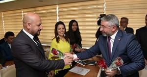Başkan Aşgın’dan meclis üyelerine gül
