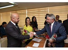 Başkan Aşgın’dan meclis üyelerine gül