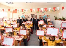 Öğrencilerin karne ve tatil sevinci