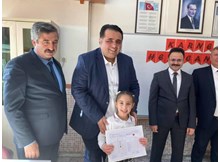 Milletvekili Kaya, kızının okulunda karne dağıttı