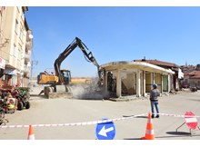 Belediye, kamulaştırdığı binaları yıkıyor