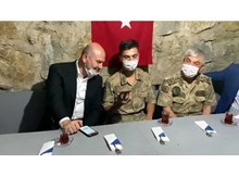 Bakan Soylu, Çorumlu Mehmetçiğin ailesiyle görüştü