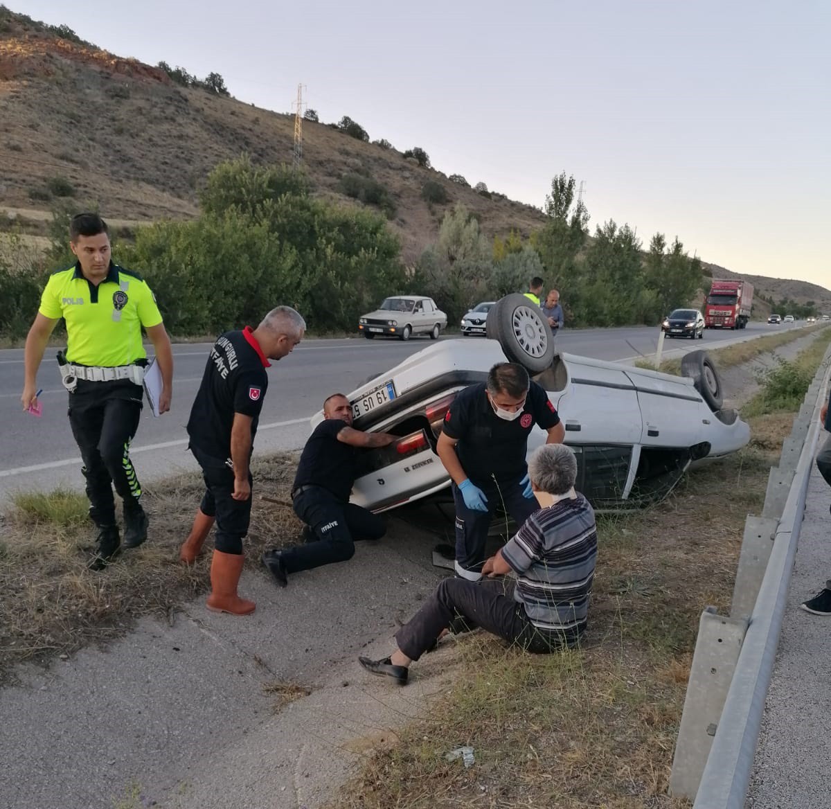 OTOMOBİL REFÜJE DEVRİLDİ: 2 YARALI