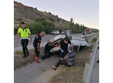 Otomobil refüje devrildi: 2 yaralı