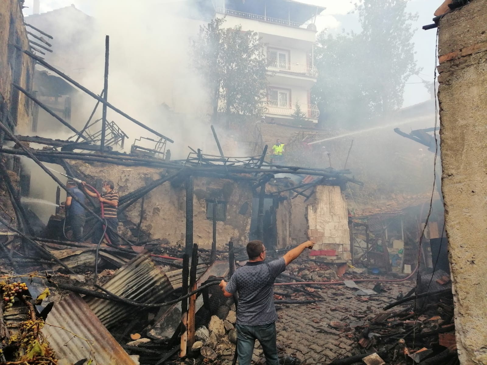 ÇORUM'DA İKİ EV KÜLE DÖNDÜ: 1 ÖLÜ, 3 YARALI İÇERİDE OLDUĞU DÜŞÜNÜLEN 1 KİŞİYİ ARAMA ÇALIŞMALARI SÜRÜYOR