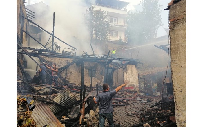 ÇORUM'DA İKİ EV KÜLE DÖNDÜ: 1 ÖLÜ, 3 YARALI İÇERİDE OLDUĞU DÜŞÜNÜLEN 1 KİŞİYİ ARAMA ÇALIŞMALARI SÜRÜYOR