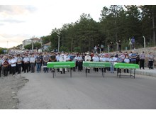 Acılı anne, iki çocuğunu birden toprağa verdi