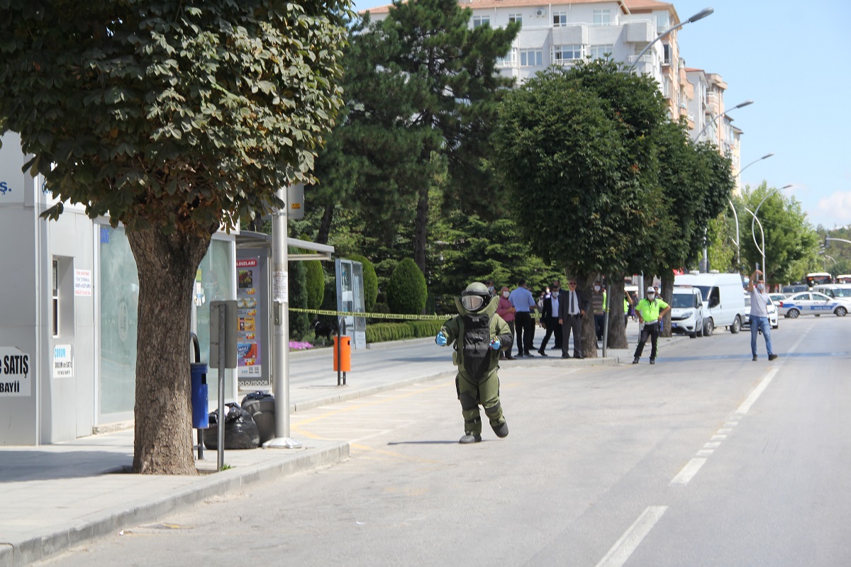 ÇORUM'DA ŞÜPHELİ VALİZ PANİĞİ OTOBÜS DURAĞINDA UNUTULAN VALİZDEN ELBİSE ÇIKTI