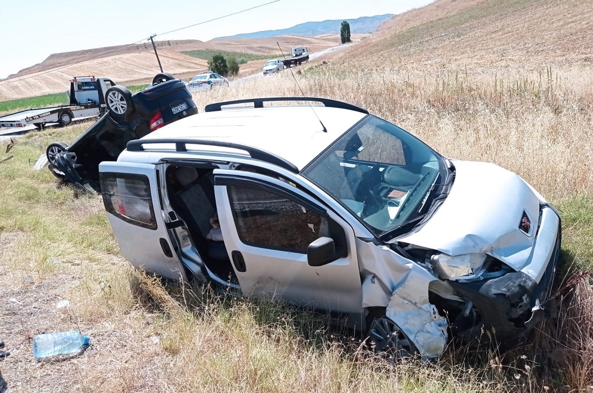 ÇORUM'DA İKİ OTOMOBİL ÇARPIŞTI: 1'İ AĞIR 5 KİŞİ YARALI