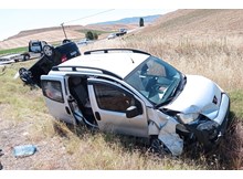 İki otomobil çarpıştı: 1’i ağır 5 kişi yaralı