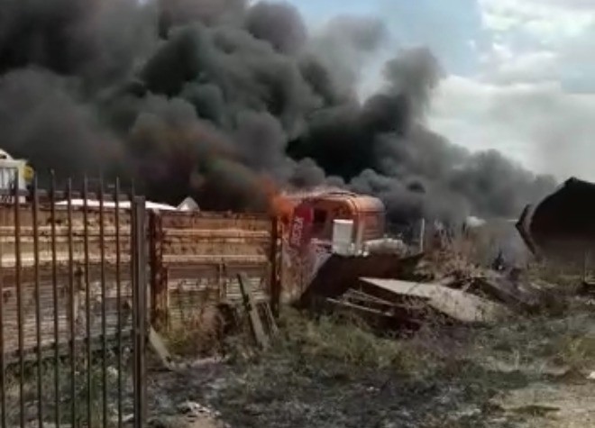 HURDALIKTA ÇIKAN YANGIN KORKUTTU YANGIN DOLAYISIYLA YÜKSELEN DUMANLAR ŞEHRİN UZAK NOKTALARINDAN DA GÖRÜLDÜ
