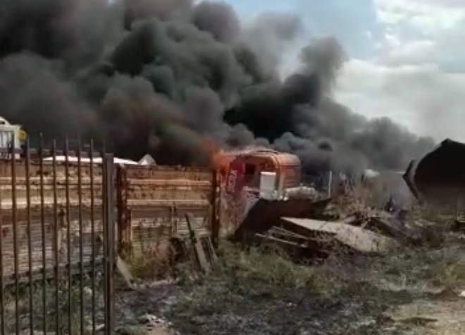 HURDALIKTA ÇIKAN YANGIN KORKUTTU YANGIN DOLAYISIYLA YÜKSELEN DUMANLAR ŞEHRİN UZAK NOKTALARINDAN DA GÖRÜLDÜ