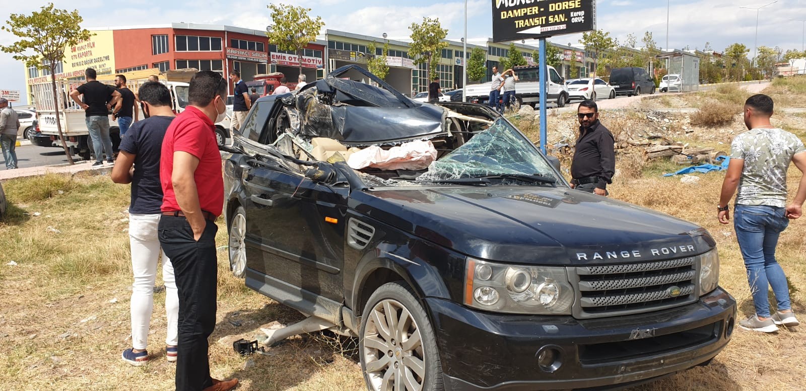 JEEP HAFRİYAT KAMYONU İLE ÇARPIŞTI: 2 YARALI