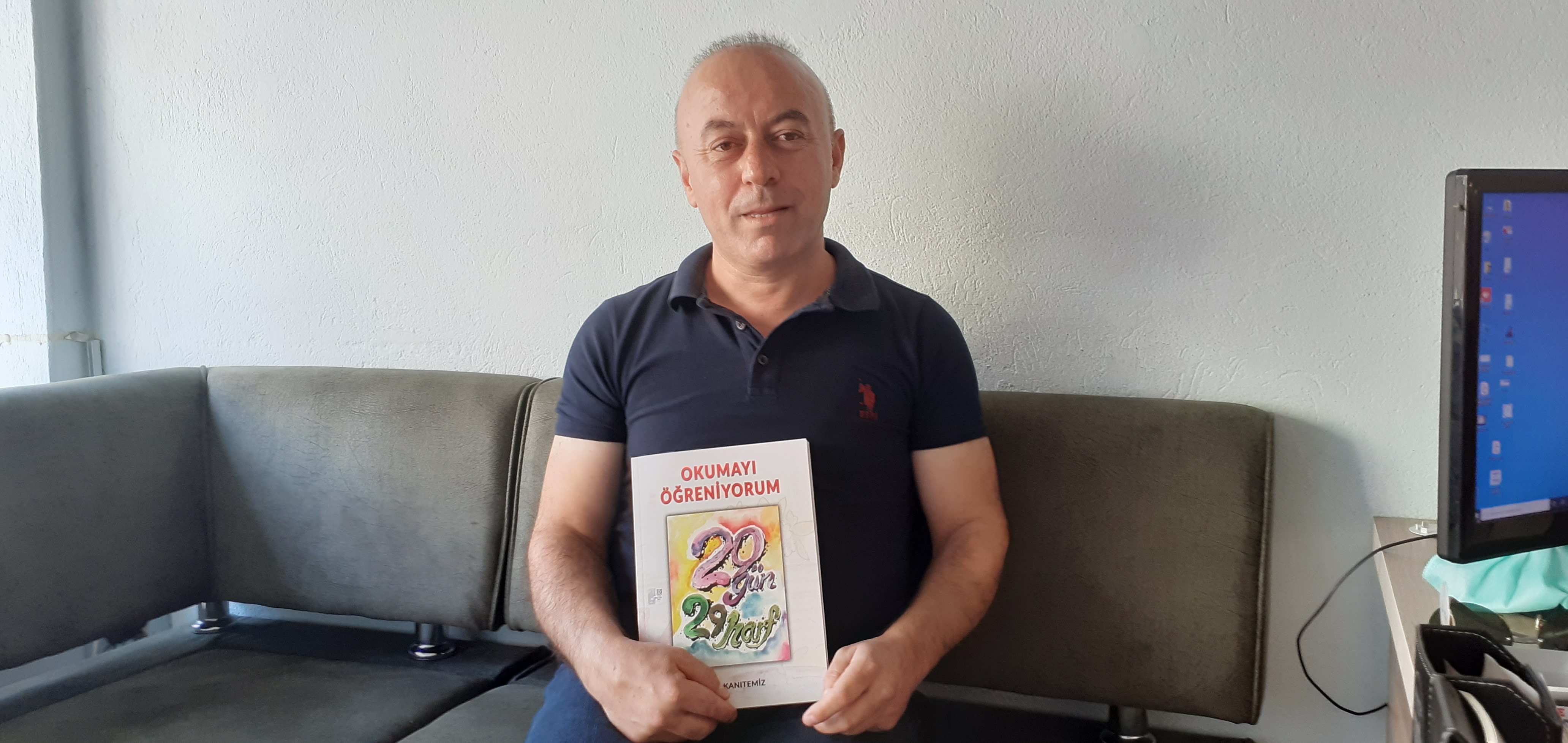KENDİNE HAS YÖNTEMLE 29 GÜNDE OKUMA-YAZMA ÖĞRETİYOR