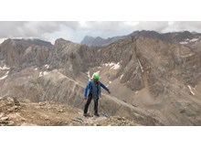 Pandemiye dikkat çekmek için zirveye tırmandılar