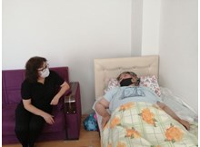 Yaşlı kadına Şahiner sahip çıktı