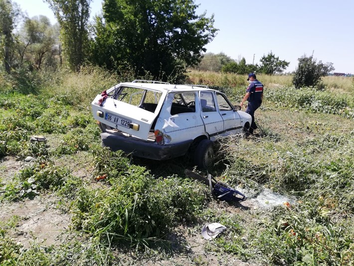 OTOMOBİL TARLAYA UÇTU : 2 YARALI