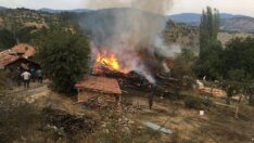 Bayat’ta 3 ev ve 1 samanlık yandı