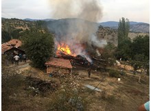 Bayat’ta 3 ev ve 1 samanlık yandı