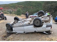 Otomobil köy yolunda devrildi: 1 ölü, 1 yaralı