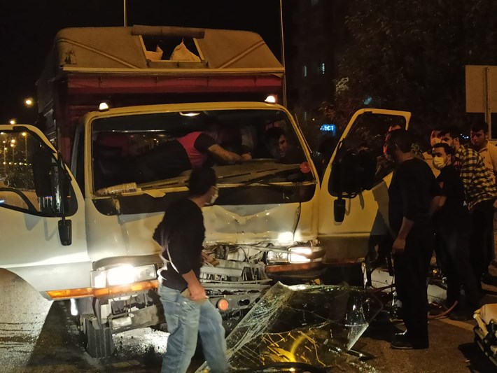 ÇORUM'DA KAMYONET TRAKTÖRLE ÇARPIŞTI: 1 YARALI