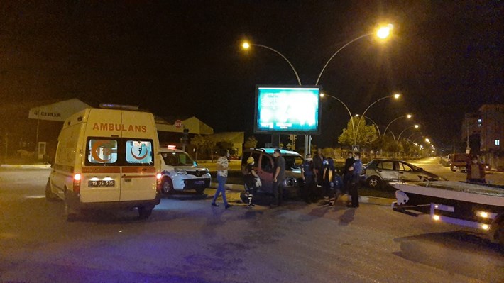 HAFİF TİCARİ ARAÇ VE OTOMOBİL ÇARPIŞTI: 6 YARALI