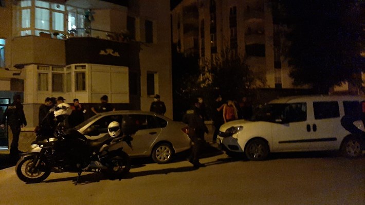 GECE VAKTİ İKİ GRUP ARASINDA SİLAHLI ÇATIŞMA: 3 GÖZALTI SİLAHLI ÇATIŞMADA ARAÇLAR ZARAR GÖRDÜ