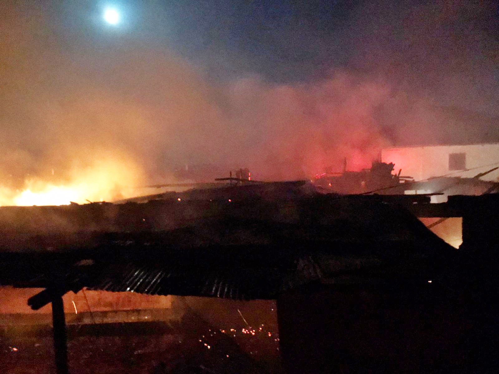 UYURKEN EVDE YANGIN ÇIKTI, ALEVLERDEN KOMŞULARI KURTARDI YANGINDA EV VE AHIR KÜL OLDU